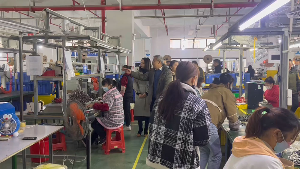 广东省残疾人联合会党组成员、副理事长柯沫夫。参观我们的合作工厂广东世和电气有限公司